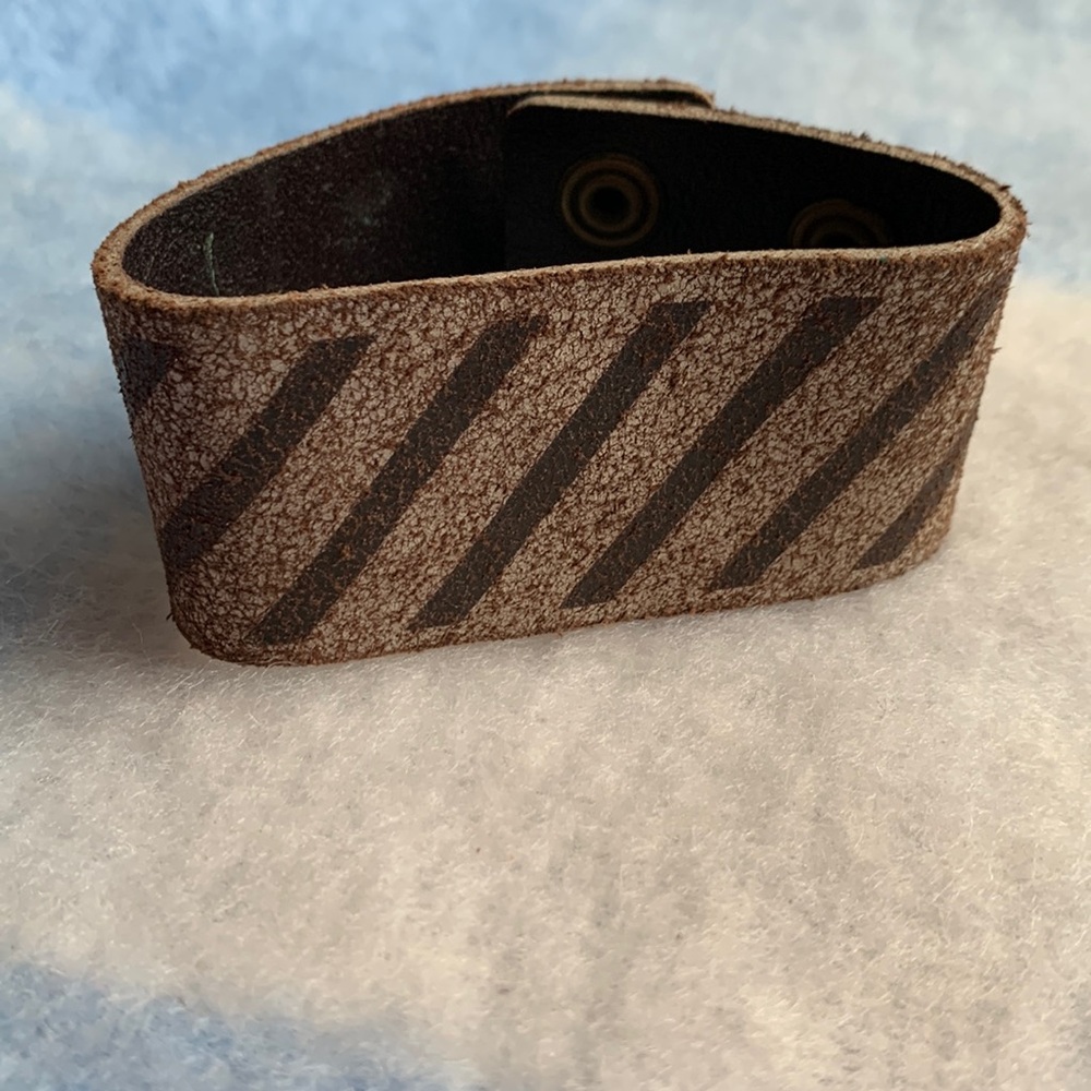 URANIUM - Gray leather bracelet with black stripes - press buttons